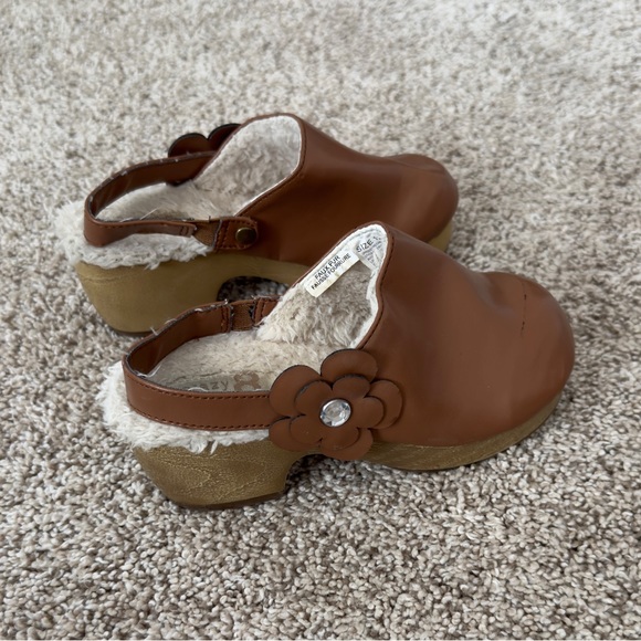 Crazy 8 toddler Girls brown clogs with faux fur lining Size 12 - Picture 2 of 9